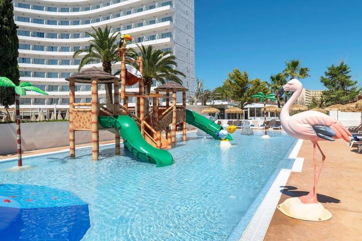 Hôtel, avec Terrasse et Jardin ainsi que Bassin pour enfant et Piscine