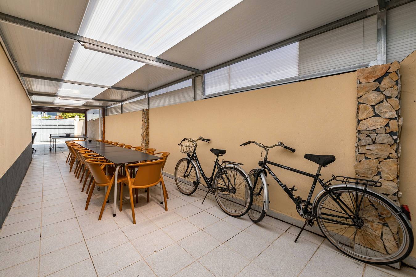 Ferienhaus 'Zen Village Rosa' mit Gemeinschaftspool, Gemeinschaftsterrasse und Wlan-Zugang in Fernão Ferro, Halbinsel von Setúbal