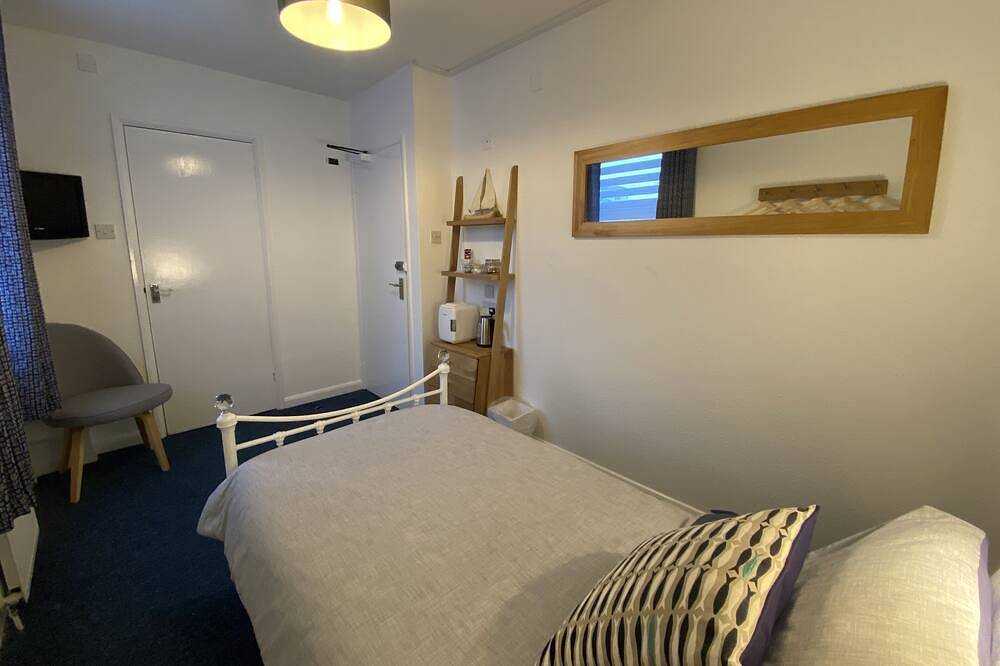 Comfy & Cosy Room by the Sea in Torquay, Torbay