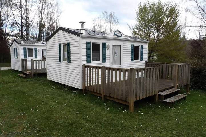 Mobil home pour 3 personnes, avec piscine ainsi que jacuzzi et sauna, animaux acceptés à Thiviers