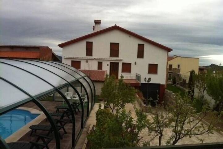 Casa rural para 4 personas, con piscina además de balcón y jardín - 1