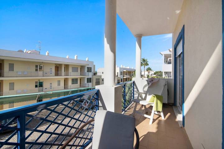 Apartamento inteiro, Fantástico Apartamento "T2 Bosque de São José" com Piscina, Varanda e Ar Condicionado in Albufeira e Olhos de Água, Distrito de Faro