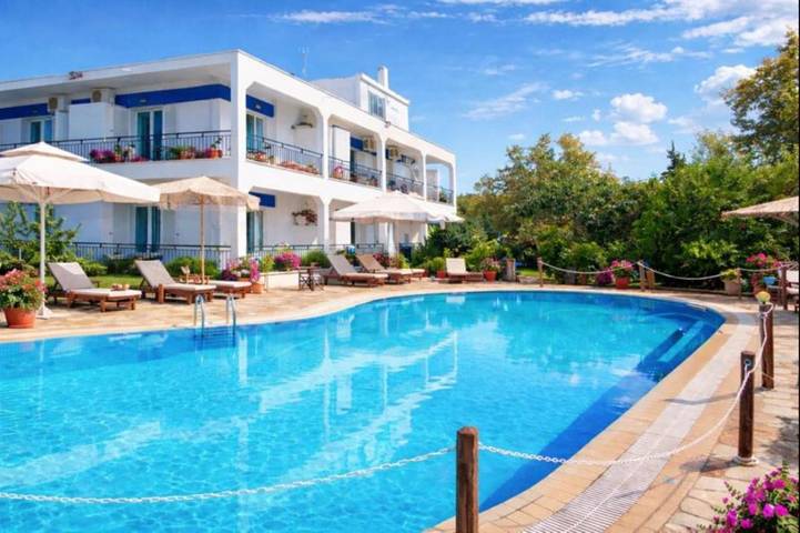 Location de vacances pour 3 personnes, avec vue ainsi que jardin et piscine, adapté aux familles dans Stavros