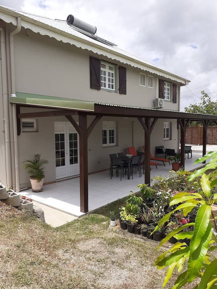 Gîte pour 2 personnes, avec terrasse à Saint-Esprit (homonymie)