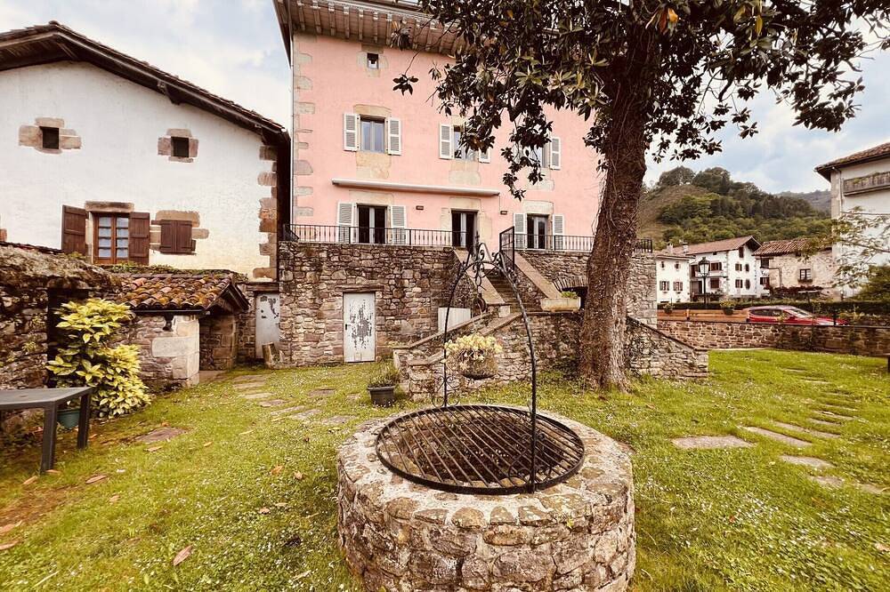 Apartamento entero, Apartamento 'Sorgiña' con vistas a la montaña, Wi-Fi y aire acondicionado in Ituren, Pirineos
