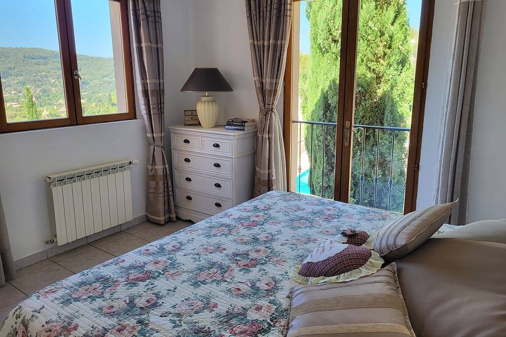 At the foot of the Gorges du Verdon air-conditioned villa with waterfall pool in Draguignan, Draguignan region