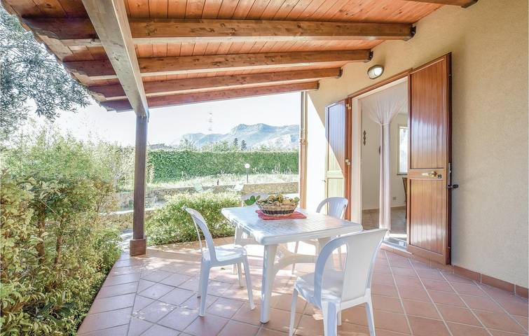 Entire holiday apartment, Coastal Gem: Wifi, Washer, Terrace & Kitchen. in Trabia, Palermo Province