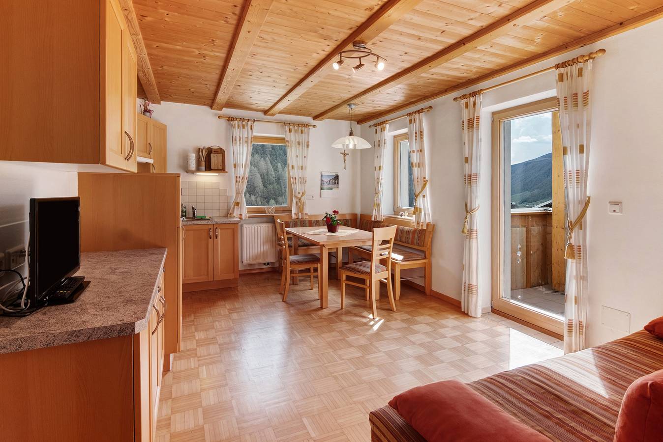 Ganze Wohnung, Ferienwohnung 'Edelweiss' mit Bergblick, privater Terrasse und Wi-Fi in Melag, Graun