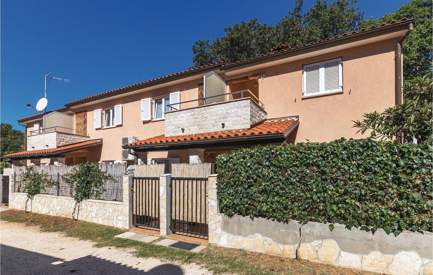 Ganze Ferienwohnung, Gemütliche Wohnung mit Terrasse, WLAN und 1 km zum Strand in Banjole, Südküste Istrien