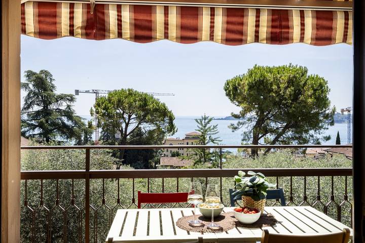Ferienwohnung für 4 Personen, mit Balkon und Seeblick in Gardone Riviera