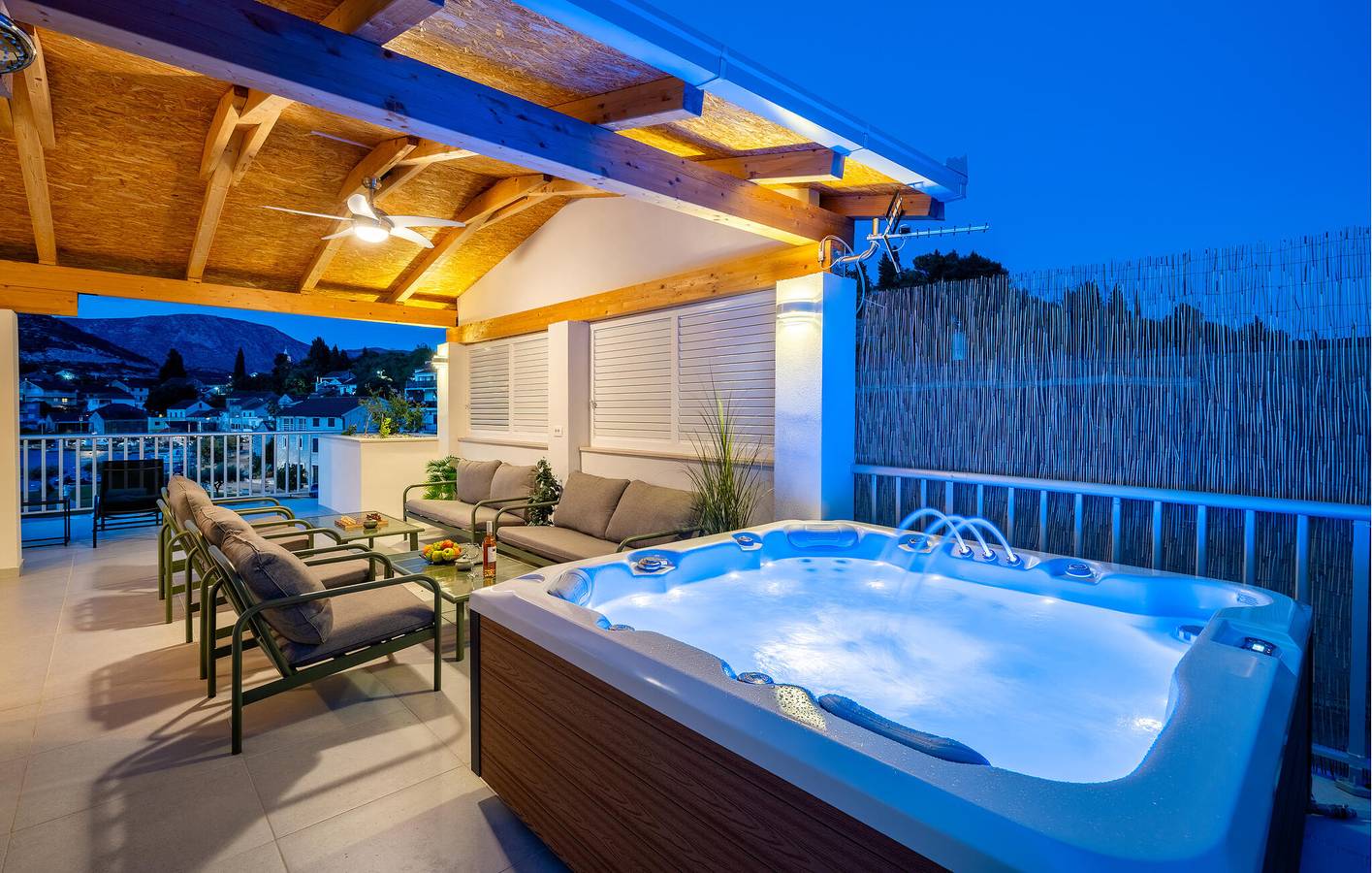 Geräumige 300 m² große Wohnung mit Terrasse, in der Nähe der Küste und des Flusses in Rogotin, Dubrovnik-Neretva