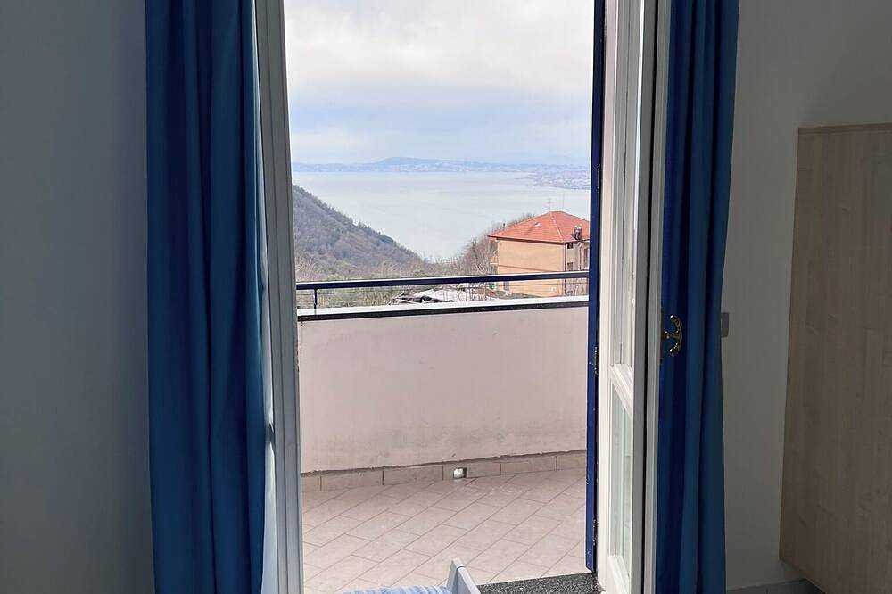 Apartamento entero, Apartamento con piscina y vista impresionante al Golfo di Napoli in Pimonte, Montes Lattari
