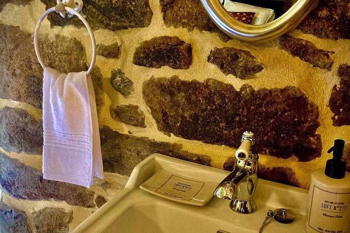 Refuge romantique dans la roche - Spa privatif et panorama exceptionnel in Vallées-d'Antraigues-Asperjoc, Parc naturel régional des Monts d'Ardèche
