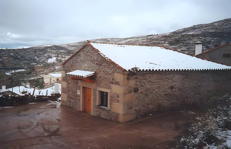 Maison de campagne 'Casa Rural El Picozo' avec vue sur la montagne et jardin privé in Santiago del Tormes, Région d'Ávila