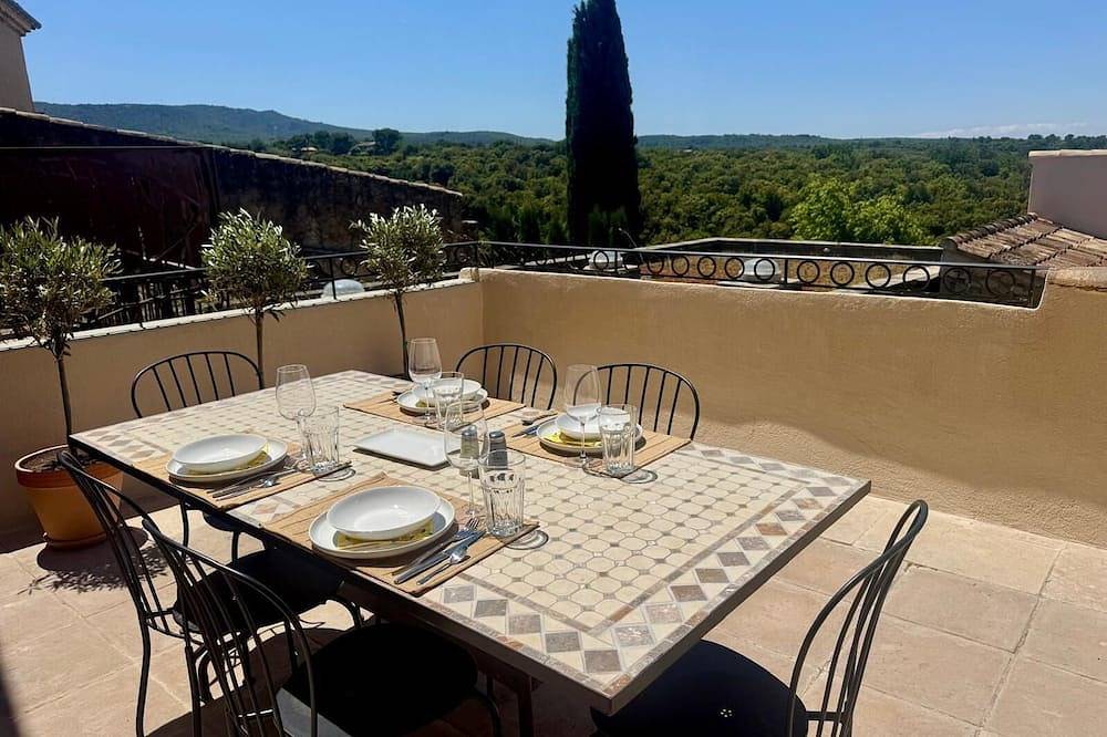 Charming house in the heart of the village in Venasque, Parc naturel régional du Mont-Ventoux