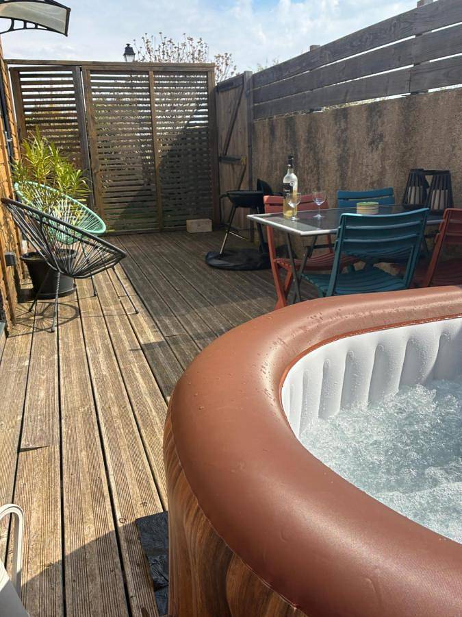 Appartement entier, Apartment with Terrace in Villesèquelande, Région de Carcassonne