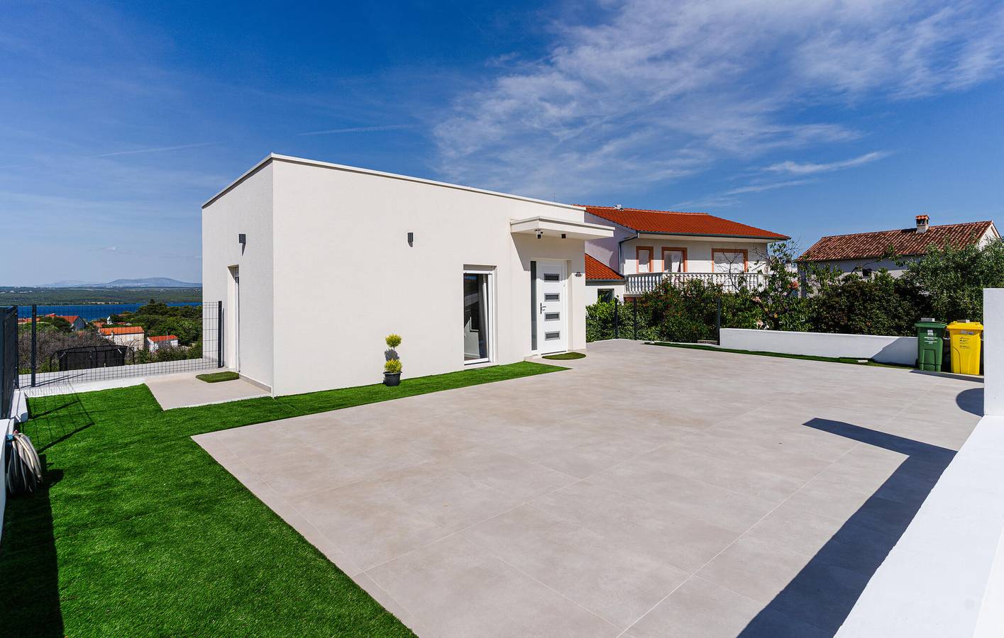 Charmante 2-Zimmer-Wohnung mit Meerblick, Terrasse und moderner Ausstattung in Raslina, Šibenik-Knin