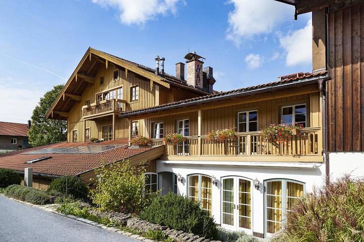 Landgasthof Karner - Landhaus-Zimmer mit TV, W-Lan in Frasdorf, Chiemsee