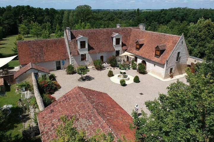 Location de vacances pour 4 personnes, avec terrasse ainsi que piscine et jardin à Francueil
