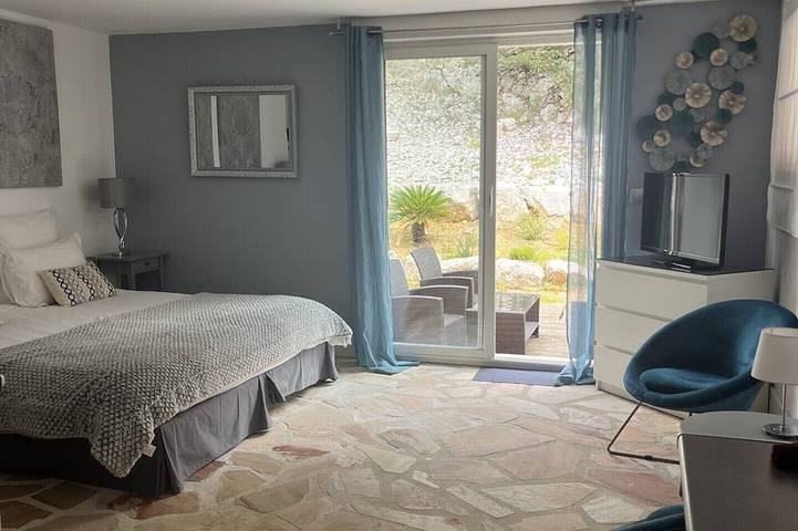 Gîte pour 2 personnes, avec piscine ainsi que jardin et jacuzzi à Puéchabon