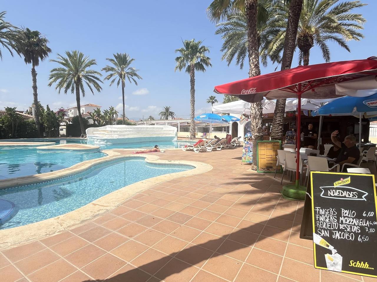 Entire holiday apartment, Flat El Retiro 4 people with swimming pool. in Las Marinas, Dénia