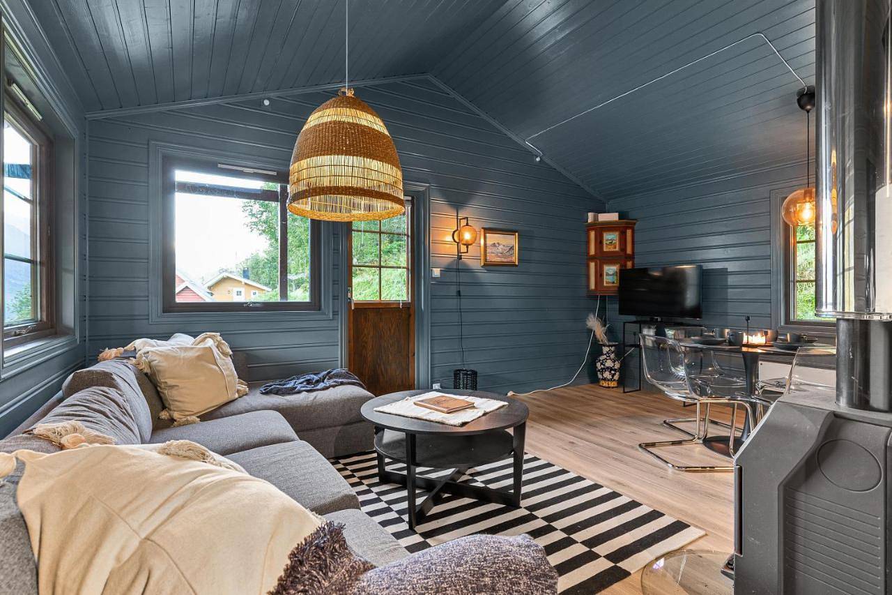 Cabin alongside the beautiful fjærlandsfjord in Sogndal