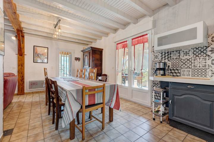 Gîte Cascade Seris: mountain view, private terrace, and Wi-Fi in Laruns, Béarn