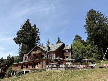 Chambre d’hôte pour 2 personnes, avec terrasse et vue, animaux acceptés à Laveissière