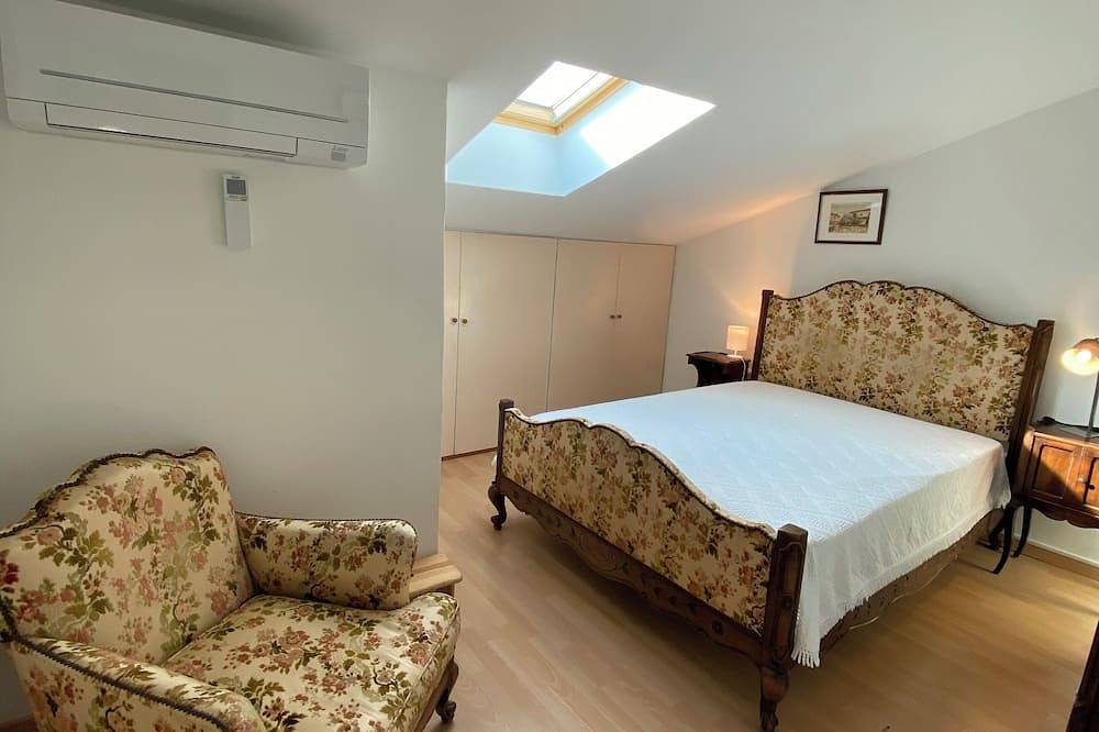 Ganze Wohnung, Komfortable Wohnung für 8 Personen am Meer 1. Linie mit Blick auf das Meer nach Süden in Hyeres, Toulon Region