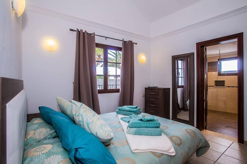Villa Cara: Beautiful modern villa with gated heated pool & air con. in Playa Blanca, Yaiza