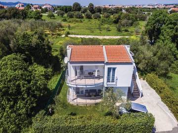 Ferienhaus für 8 Personen, mit Garten in Bibinje