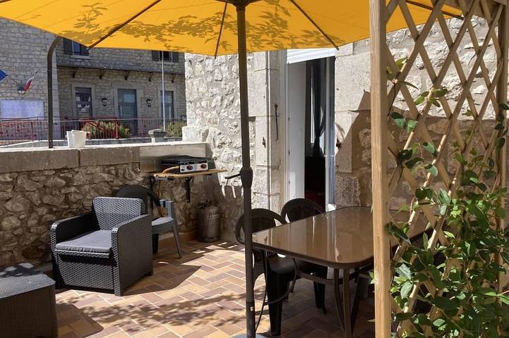 Gîte pour 4 personnes, avec piscine et jardin