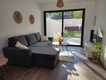 Gîte pour 4 personnes, avec vue ainsi que terrasse et jardin à Rochemaure