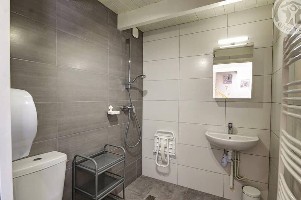 Appartement entier, Charmant gîte en pierres avec terrasse et barbecue, idéal pour 4 pers., animaux admis in La Chapelle-en-Lafaye, Montbrison