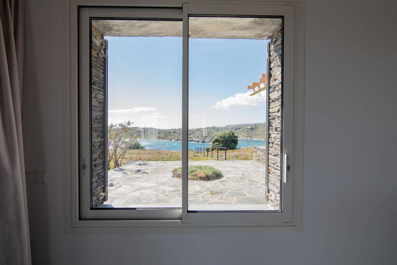 Sa Guineu in Platja de s'Alqueria (Cadaques), Cadaques