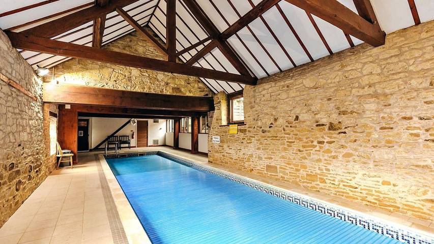 Holiday rental for 12 people, with garden and terrace as well as pool in West Midlands