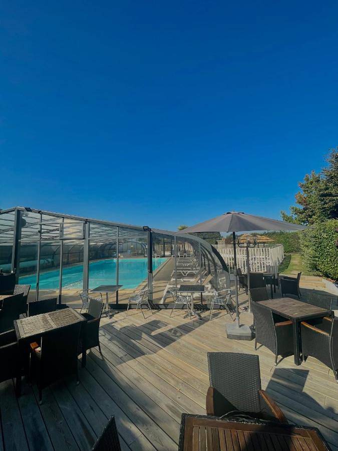 Camping pour 2 personnes, avec Jacuzzi et Terrasse ainsi que Jardin et Bassin pour enfant