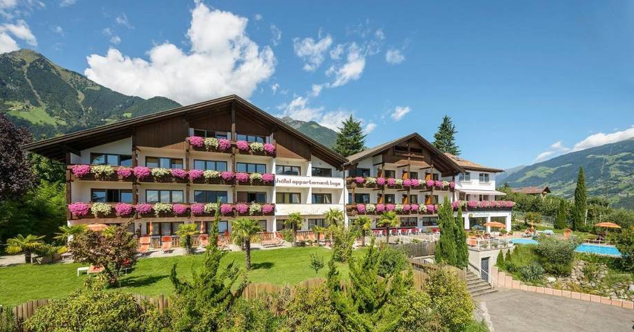 Apartmenthotel für 6 Personen, mit Balkon und Terrasse sowie Garten und Pool im Dorf Tirol