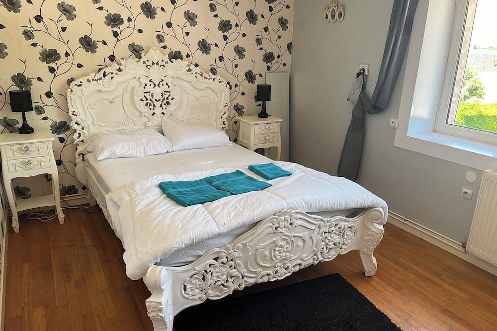 Tranquil House with large pool, set in beautiful private garden. separate Gite in Asnières-en-Poitou, Région de Niort