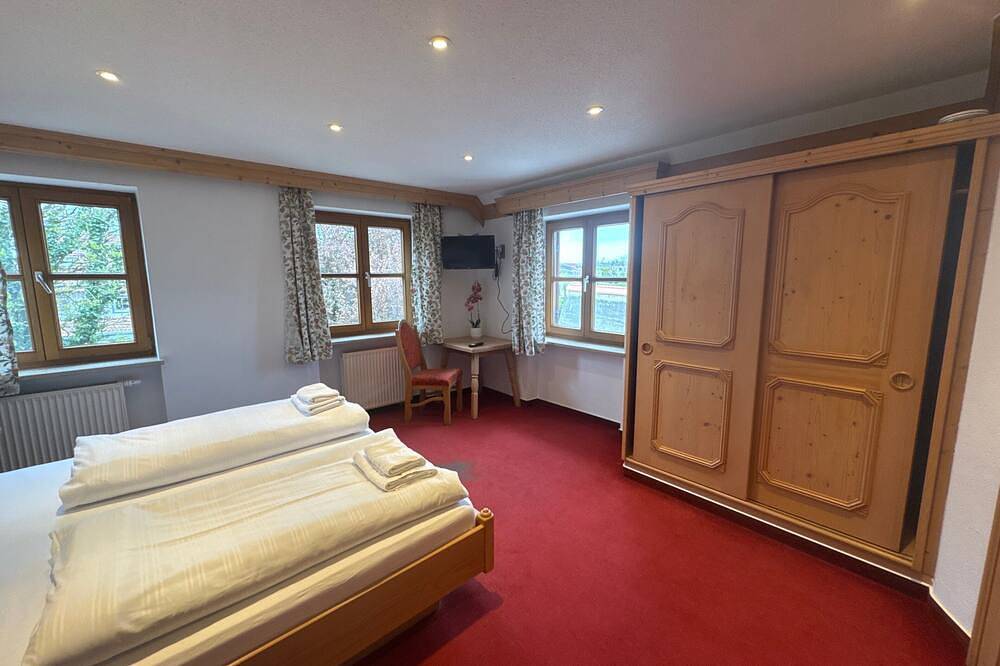Ganze Wohnung, Zimmer 13 Großes Doppelzimmer mit Wlan in Seefeld, Pilsensee