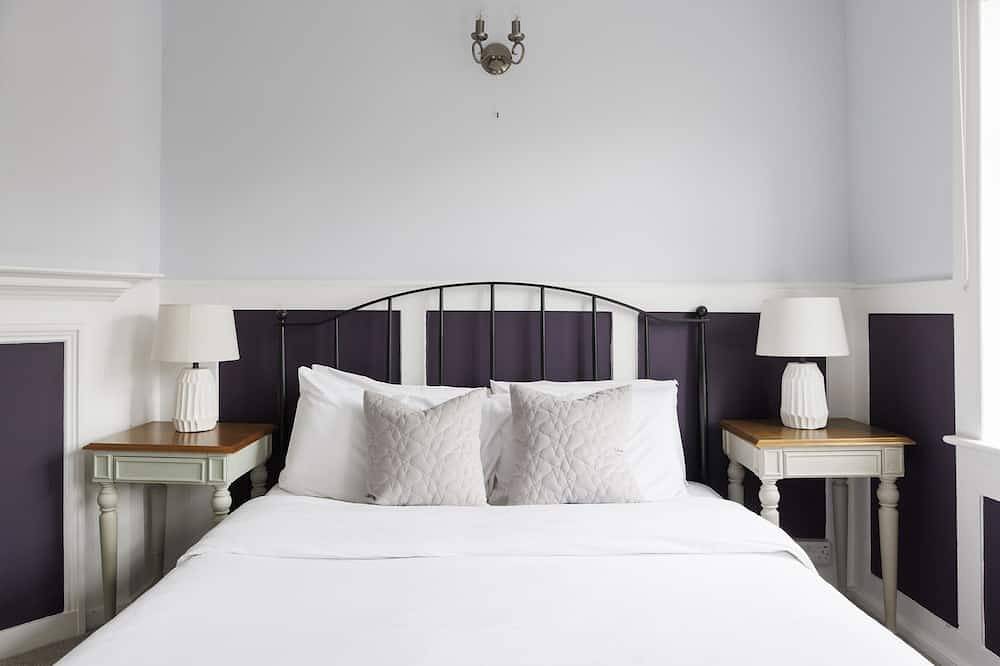 St Faith's - Chichester Cathedral - sleeps 7 guests  in 4 bedrooms in Chichester, West Sussex