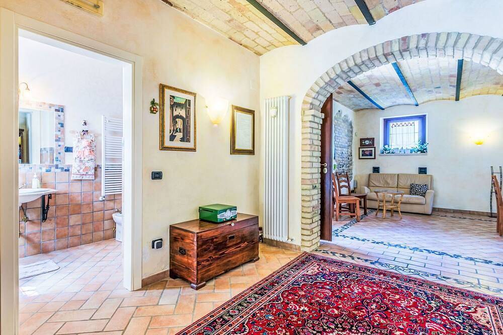 Caratteristica villa indipendente per 4 persone con terrazza e vista panoramica in Castorano, Provincia di Ascoli Piceno