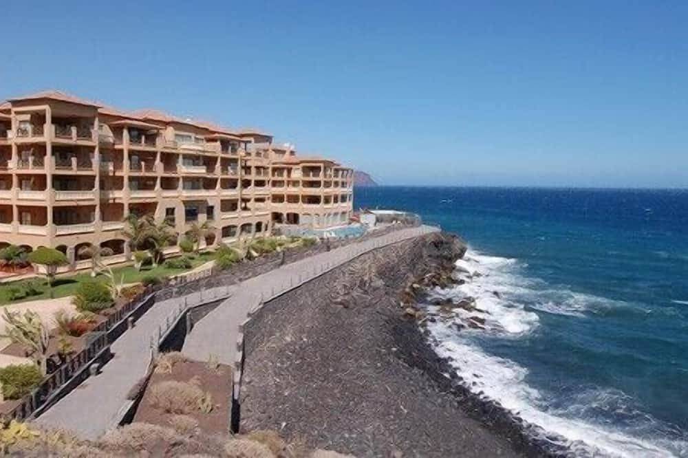 Entire apartment, El Nautico Suites Luxurious Apartment,  - Free Wifi - in Apartment. in Las Adelfas, San Miguel de Abona