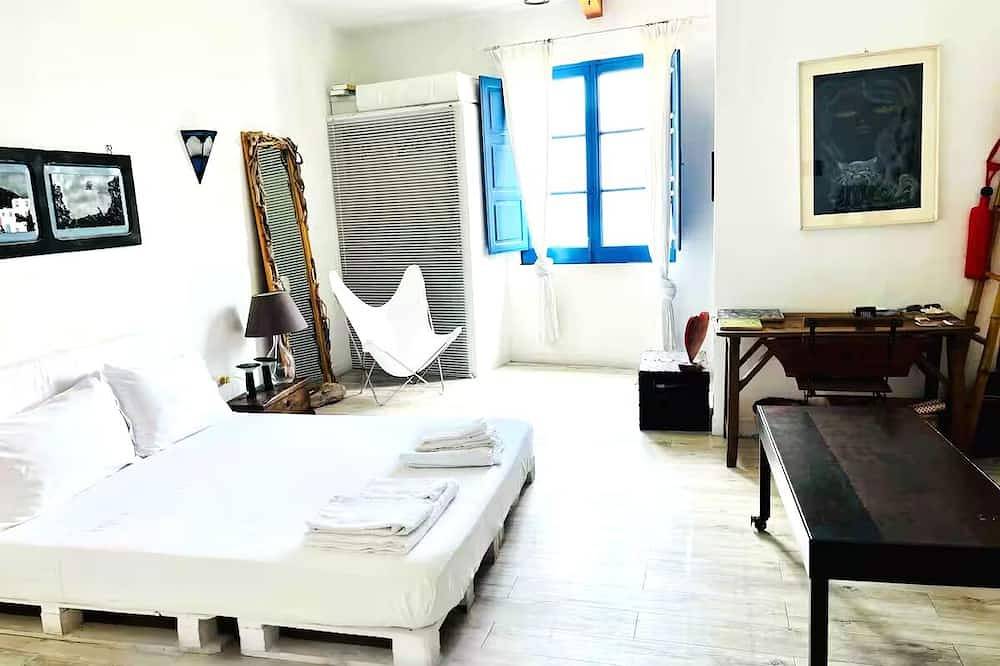 Ganze Wohnung, Mini apartment with charming window overlooking the sea quiet and relaxing. in Stromboli