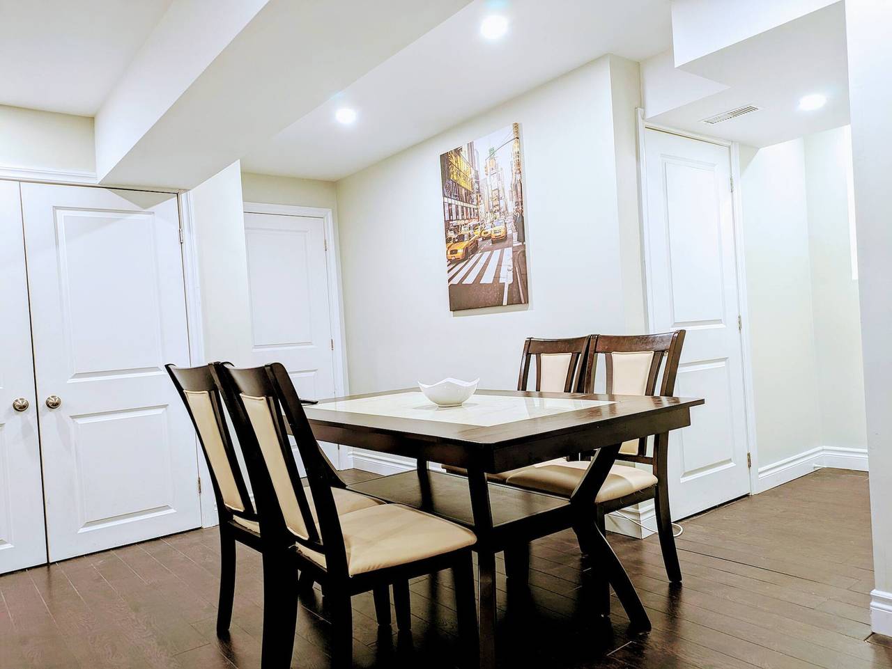 Cozy Private Room with Ensuite Bathroom in Brampton in Brampton, Lake Ontario (Canada)