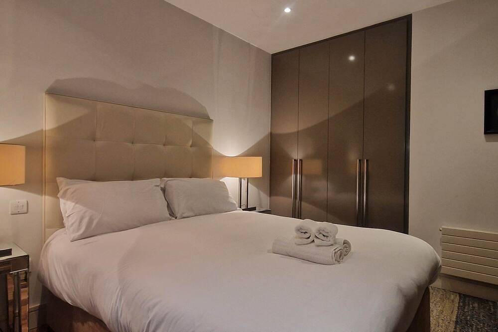 Entire apartment, Slick & Stylish - Large 1Bd in Heart of Cork City in Cork, County Cork