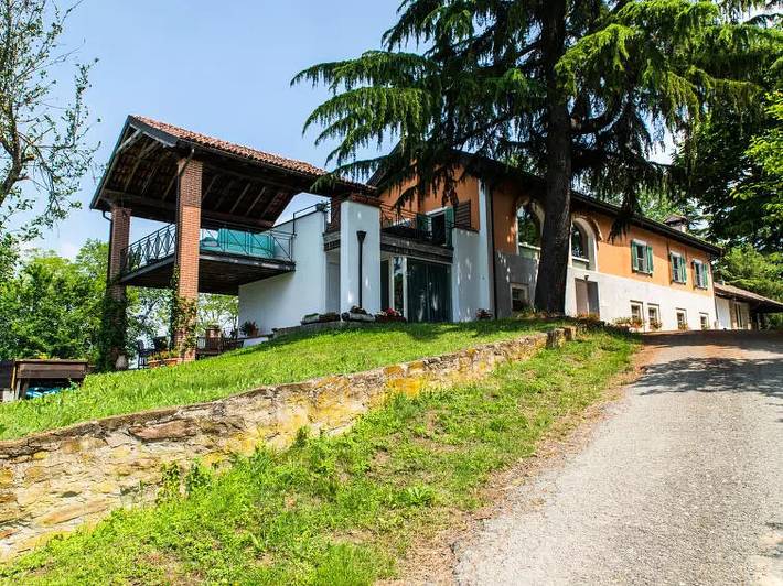 Agriturismo per 12 persone, con piscina e giardino in Ovada