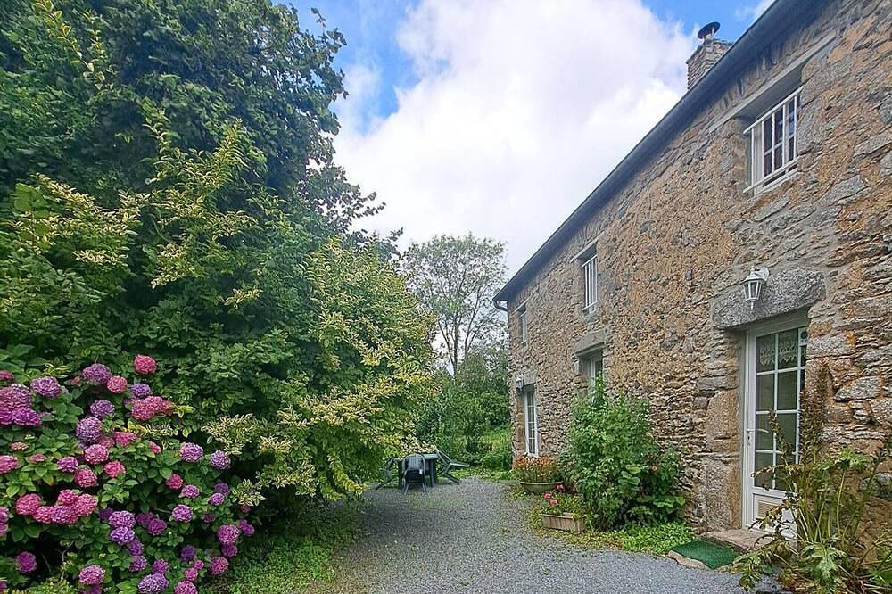 Encantadora casa de piedra con jardín privado, se aceptan mascotas in Gratot, Coutances y alrededores