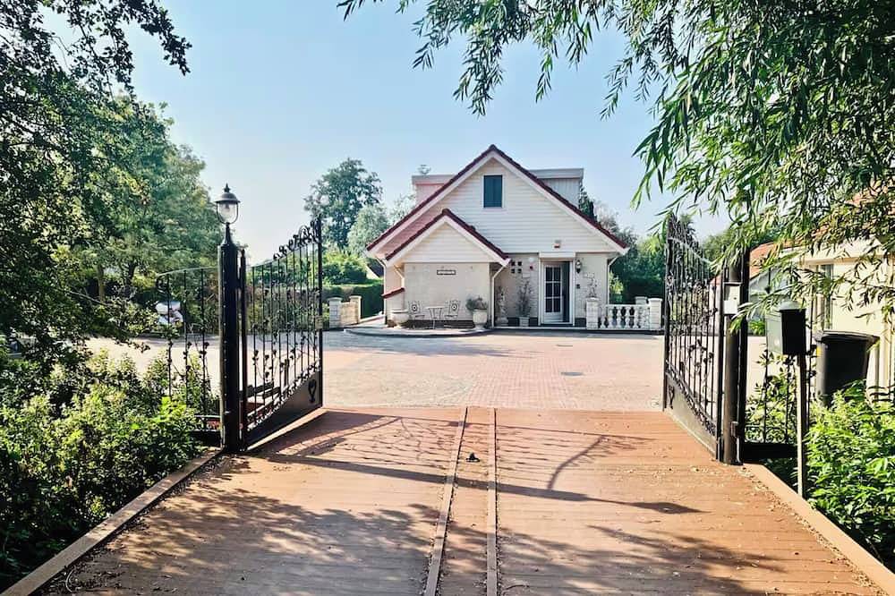 Sunny Pool Villa at Vinkeveense Plassen | 20 Min from Amsterdam in Vinkeveen, Groene Hart