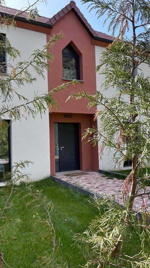 Location de vacances pour 10 personnes, avec piscine ainsi que vue et jardin à Méré